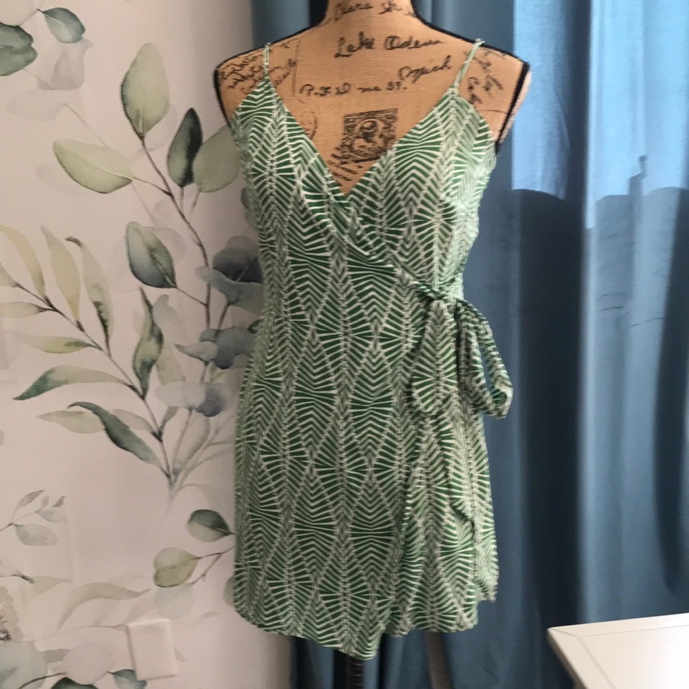 Gianni Bini romper with spagatti  straps, size small, green and white